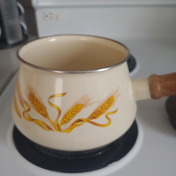 1970's Wheat pattern enamel cooking pot with wood handle - Picture 3 of 5